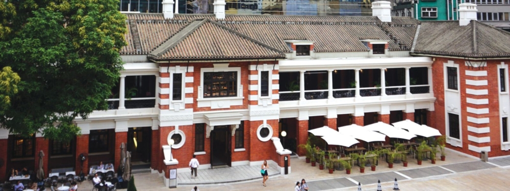 大館位於中環，這座由前中區警署、中區裁判司署和域多利監獄活化而成的藝術文化中心，是融合了歷史建築與當代藝術的獨特空間。