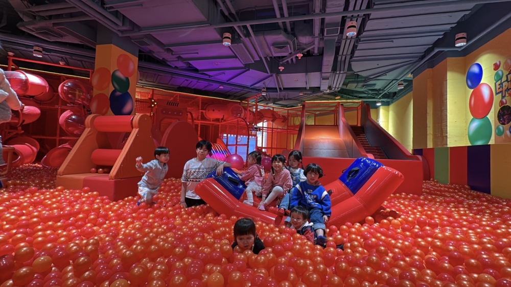 新搬遷至啟德零售館的 EpicLand 歷奇王國，佔地 20,000 呎，是一個適合 0 至 12 歲兒童的大型室內歷奇遊樂場。場內設有高空滑梯、繩網陣、彈床等六大主題區，並有獨家的 Mario 真人闖關遊戲，讓小朋友在安全環境中盡情玩樂。