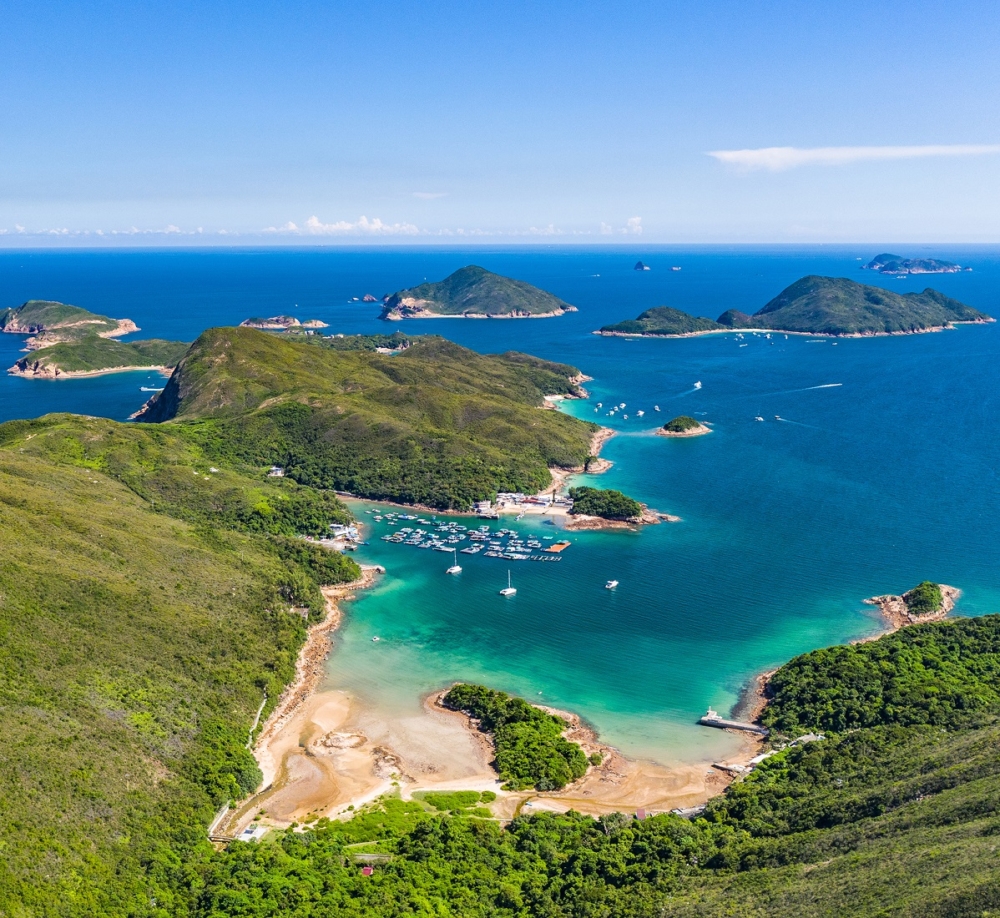 香港地質公園全年開放，但離島景點可能因天氣或保育臨時關閉，建議查漁農自然護理署網站。