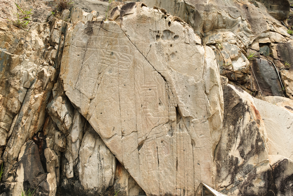 蒲台石刻位於蒲台島西南岸岩壁，擁有超三千年歷史的香港法定古蹟，分為動物魚形和螺旋紋圖騰兩組，象徵鎮海護航與祈福。