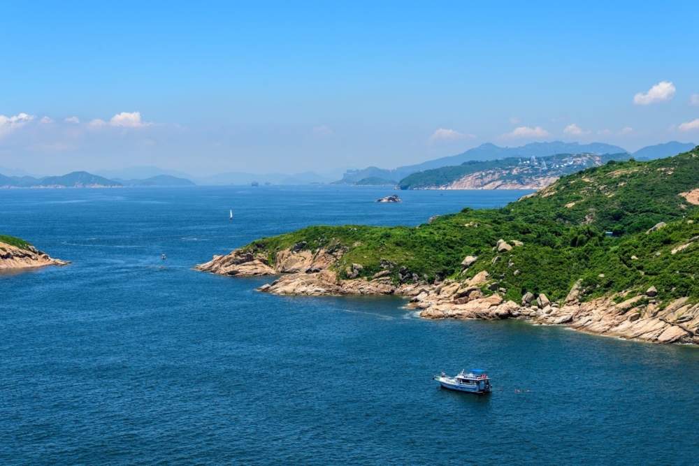 蒲台島，香港最南端的「香港南極」，以奇石地貌、歷史古蹟和壯闊海景吸引行山與露營愛好者。