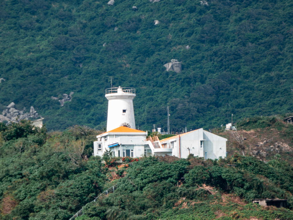 鶴咀燈塔建於1875年,是香港最古老的燈塔,以純白花崗岩打造,兼具航海功能與歷史意義,是鶴咀一日遊的浪漫必訪地標。