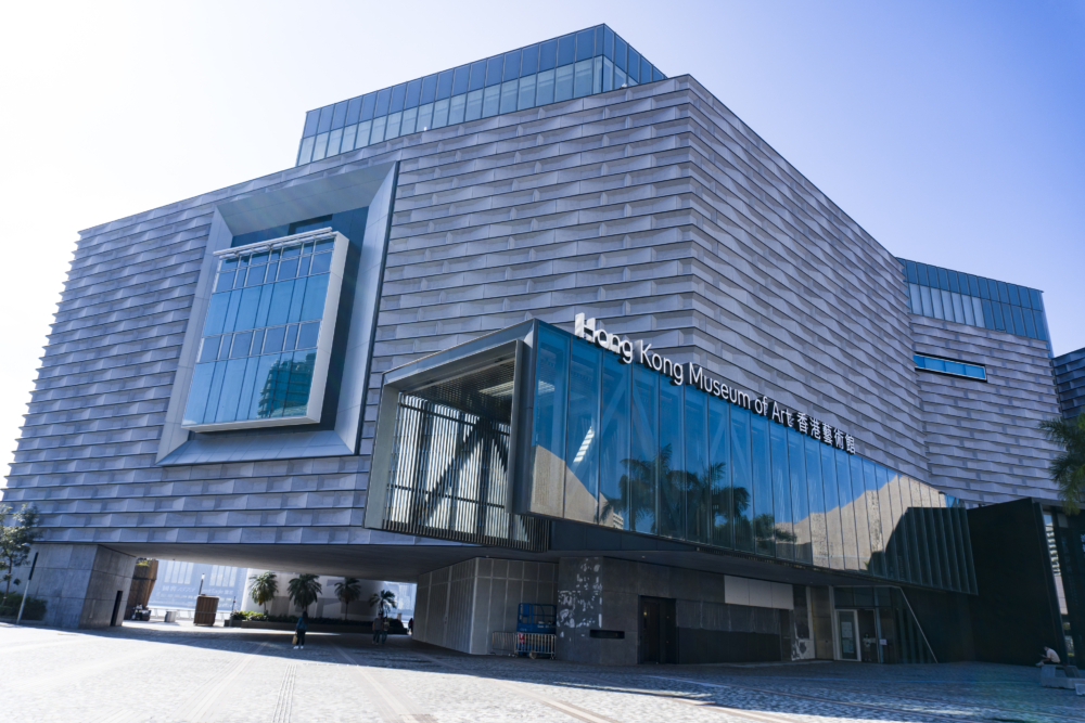 館內收藏了豐富的中國文物、本地藝術品以及國際藝術展覽，旨在推廣藝術教育與文化交流。