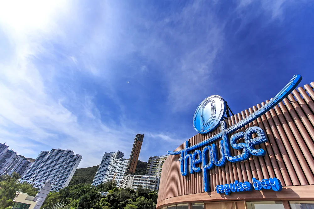 商場內有不少打卡位置，包括露天座位、彩色長椅與海邊樓梯等