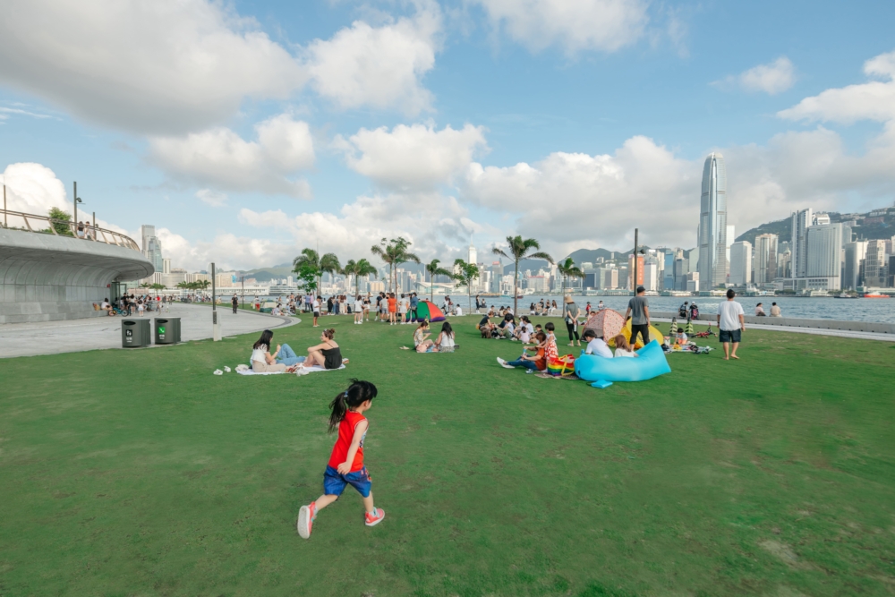 位於西九文化區內，這個寬廣的戶外空間擁抱維多利亞港的海濱風光，是市民休憩、野餐和觀賞日落的理想週末好去處。