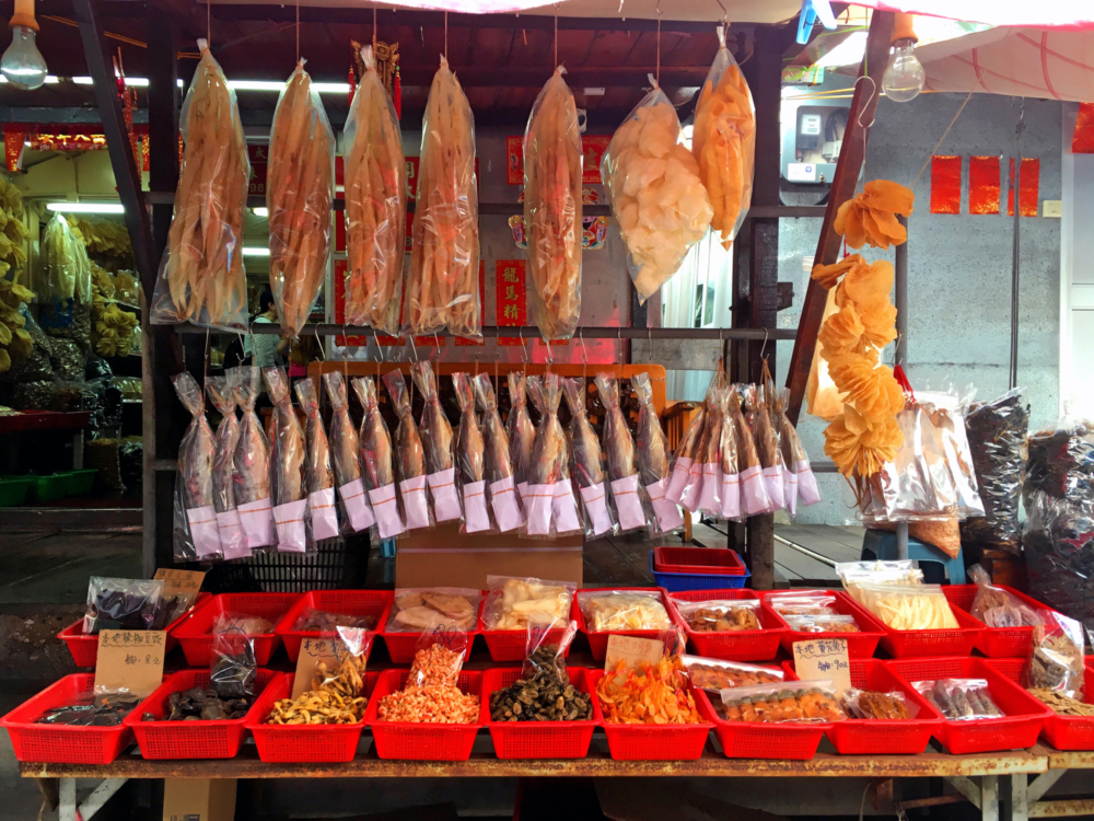 大澳以傳統古法製作的蝦醬和海味乾貨聞名，是到訪大澳時必買的特色伴手禮。