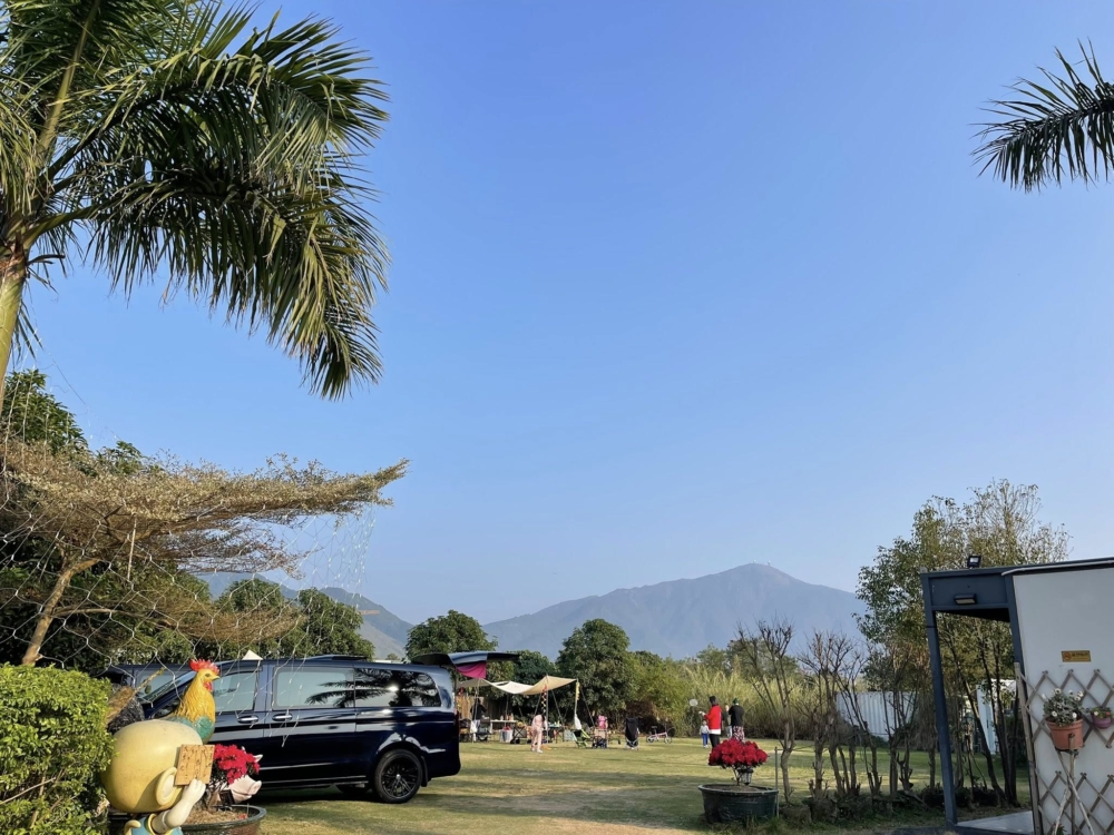位於元朗的 Autocamper 怡樂大江埔悠閒農莊 是一個可眺望大帽山的知名車中泊地點，提供多種營區、完善設施及車頂帳篷租借服務，讓無車人士也能體驗車中泊，同時也是寵物友善營地。