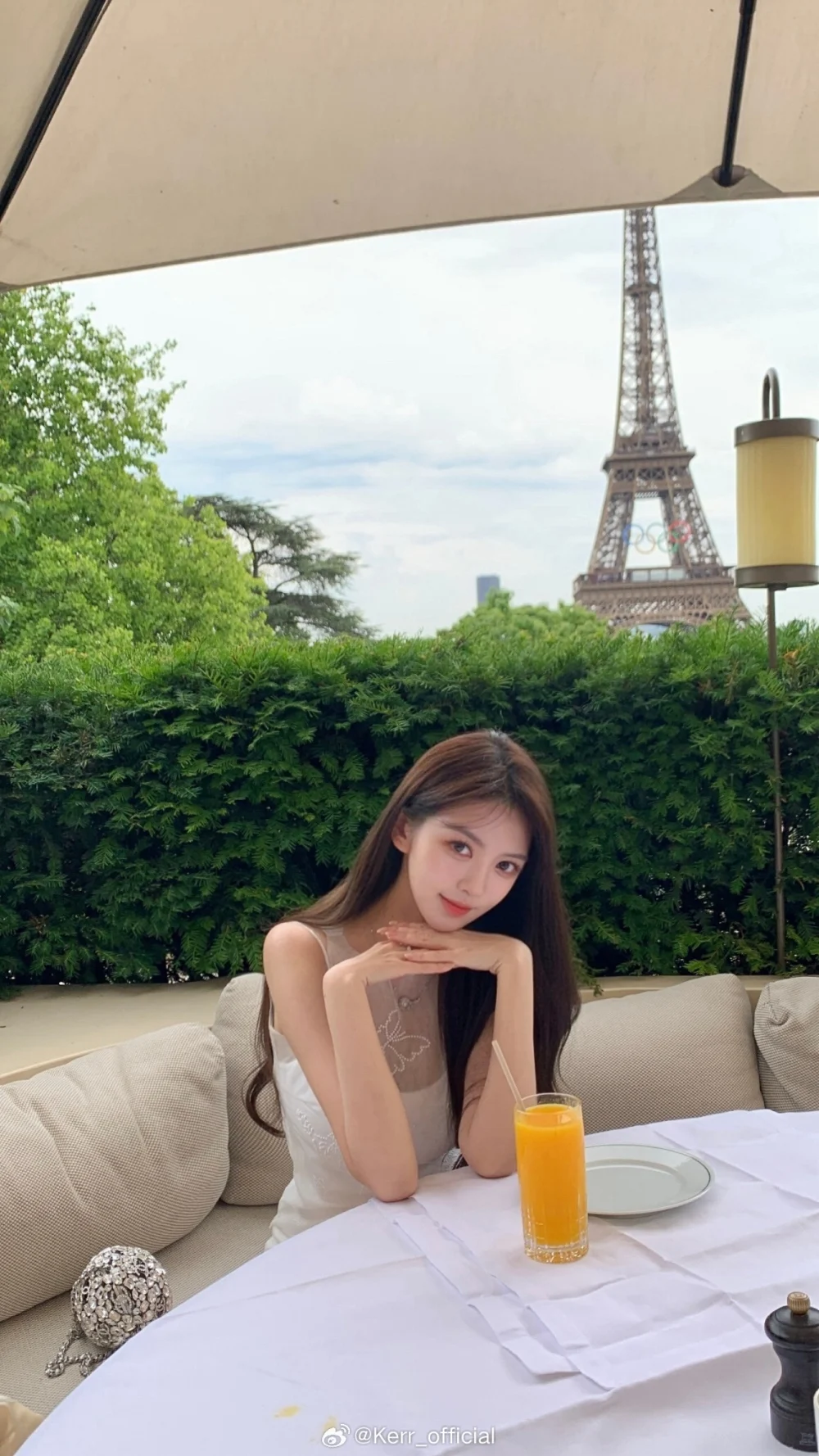 葉珂透露孩子目前由黃曉明媽媽照顧，