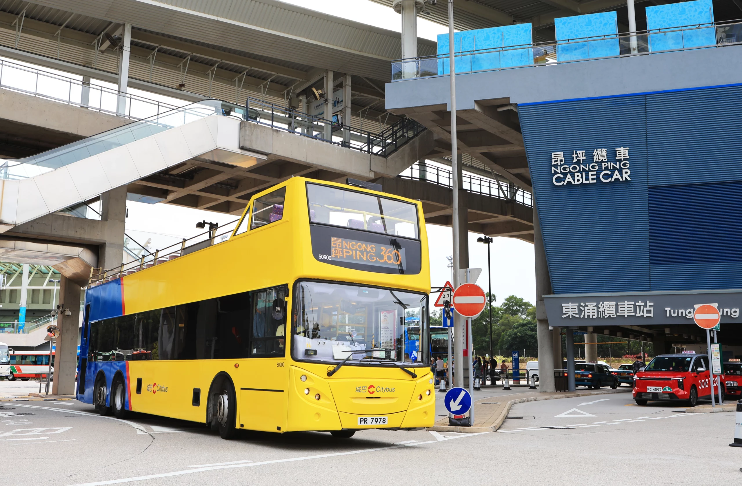 從港鐵東涌站或巴士可輕鬆抵達昂坪360,纜車站旁有東薈城購物,適合遊玩後順道逛街。