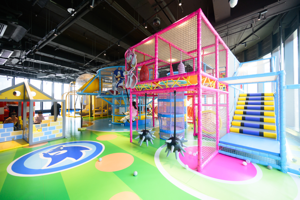 新開幕的 JOYPOLIS SPORTS 位於啟德體育園，樓高五層，佔地約30,000呎。這裡提供超過20種高科技遊樂設施，包括VR賽車和互動攀石牆，適合3歲以上兒童、親子家庭及朋友，享受結合運動與科技的全新體驗。