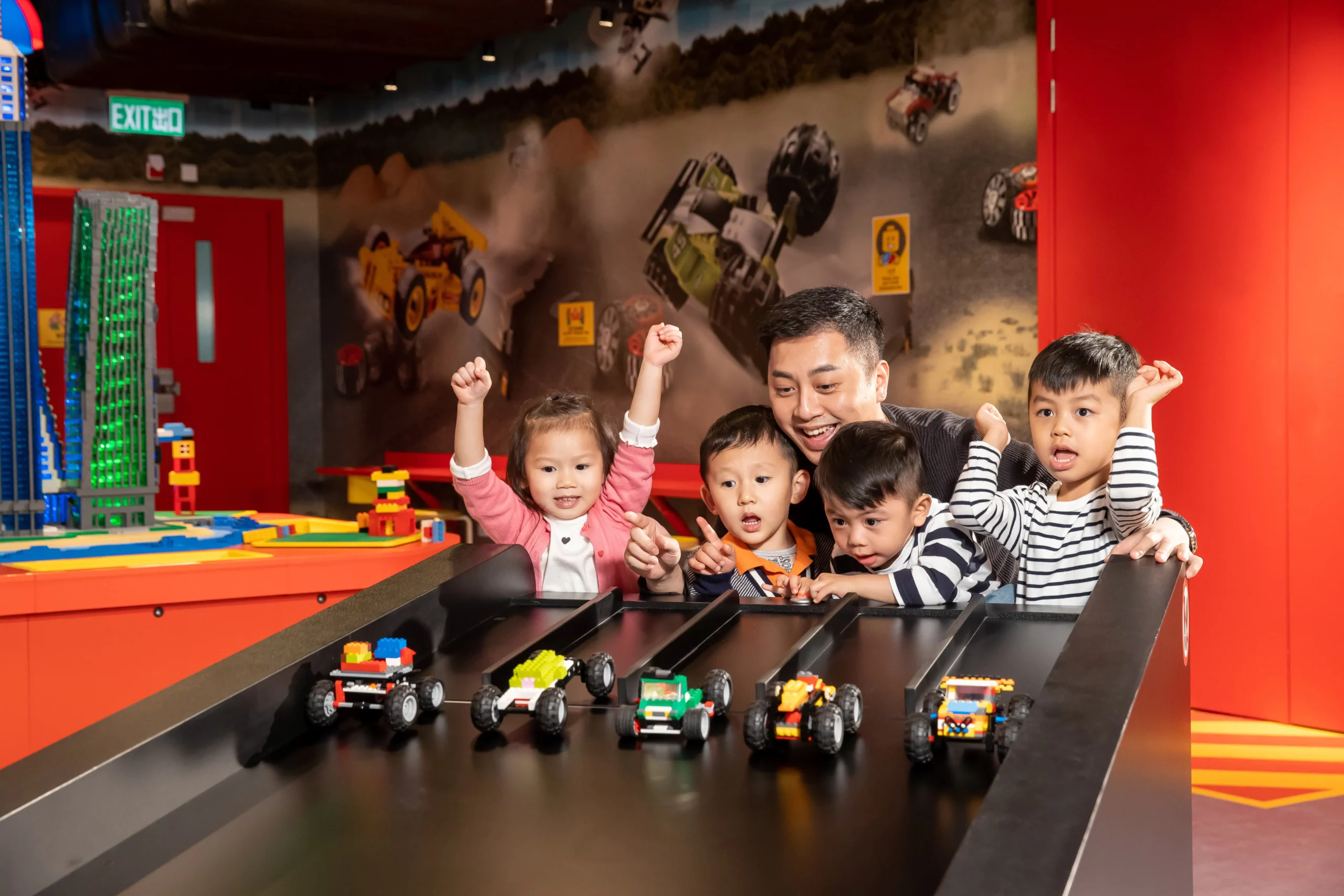 位於尖沙咀 K11 MUSEA 的香港樂高®探索中心，是全港首個樂高®主題室內遊樂場，佔地超過 30,000 呎，設有 10 個互動園區，讓小朋友透過積木創作、4D 電影及刺激的遊戲，盡情發揮想像力。