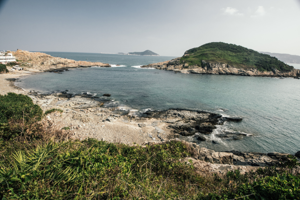 鶴咀海岸保護區是香港唯一的海洋生態保護區,擁有豐富生物與地質景觀、歷史建築如鶴咀燈塔與鯨魚骨標本。