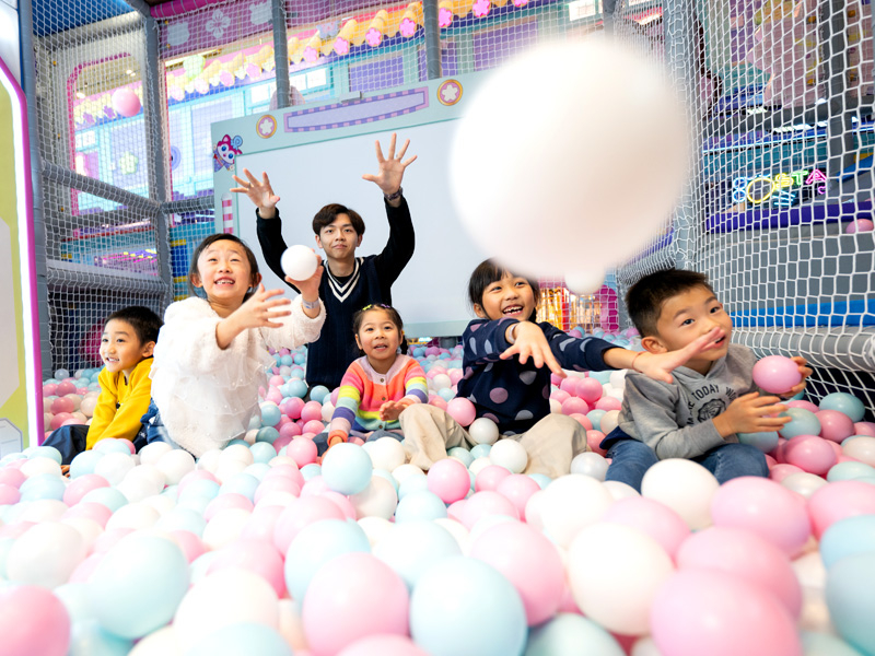 Planet J Kids是專為嬰幼兒設計的室內親子遊樂場，貼心配備哺乳室、育嬰室、BB車停泊區及家長休息區！