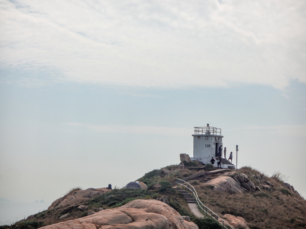南角咀燈塔（126燈塔）位於蒲台島最南端，純白外觀與湛藍南中國海相映成趣，是標誌性打卡點，沿岩石前行可體驗「香港南極」壯闊景致，但需注意安全。