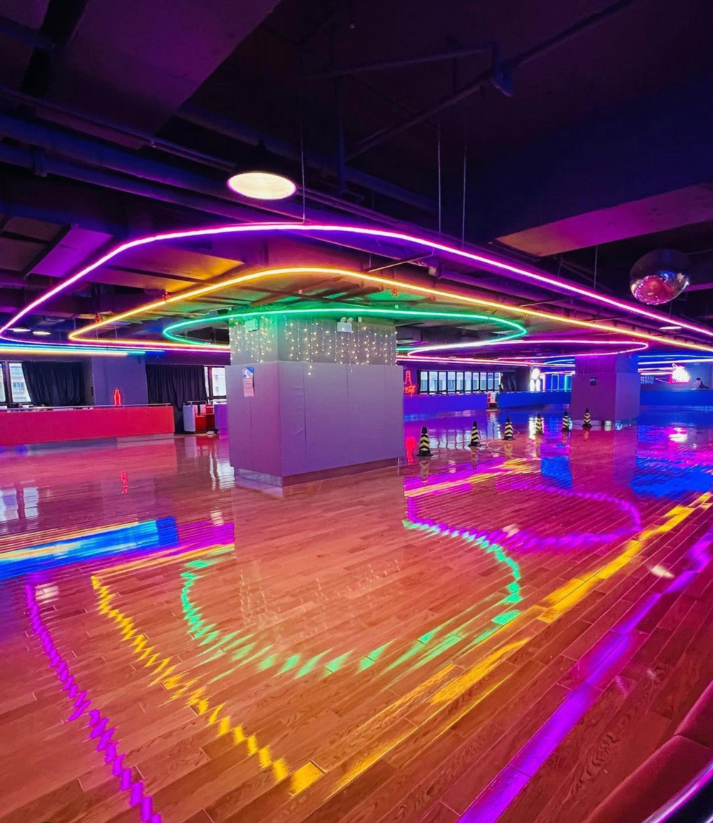 位於鰂魚涌的 Bun’s 2020 是一個大型室內滾軸溜冰場，延續80年代復古霓虹風格，並以繽紛燈光和音樂營造出懷舊時尚的氛圍。場內設有多個打卡熱點，適合親子家庭在安全環境下享受溜冰樂趣，也是朋友和情侶約會的好去處。