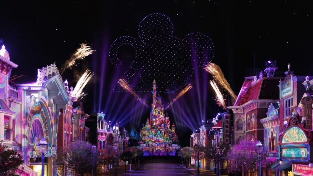 融入更多迪士尼好友與故事，結合激光、燈光及煙火等八種多媒體特效，打造360°沉浸式體驗，讓每次觀賞都獨一無二，成為日夜派對的高潮！