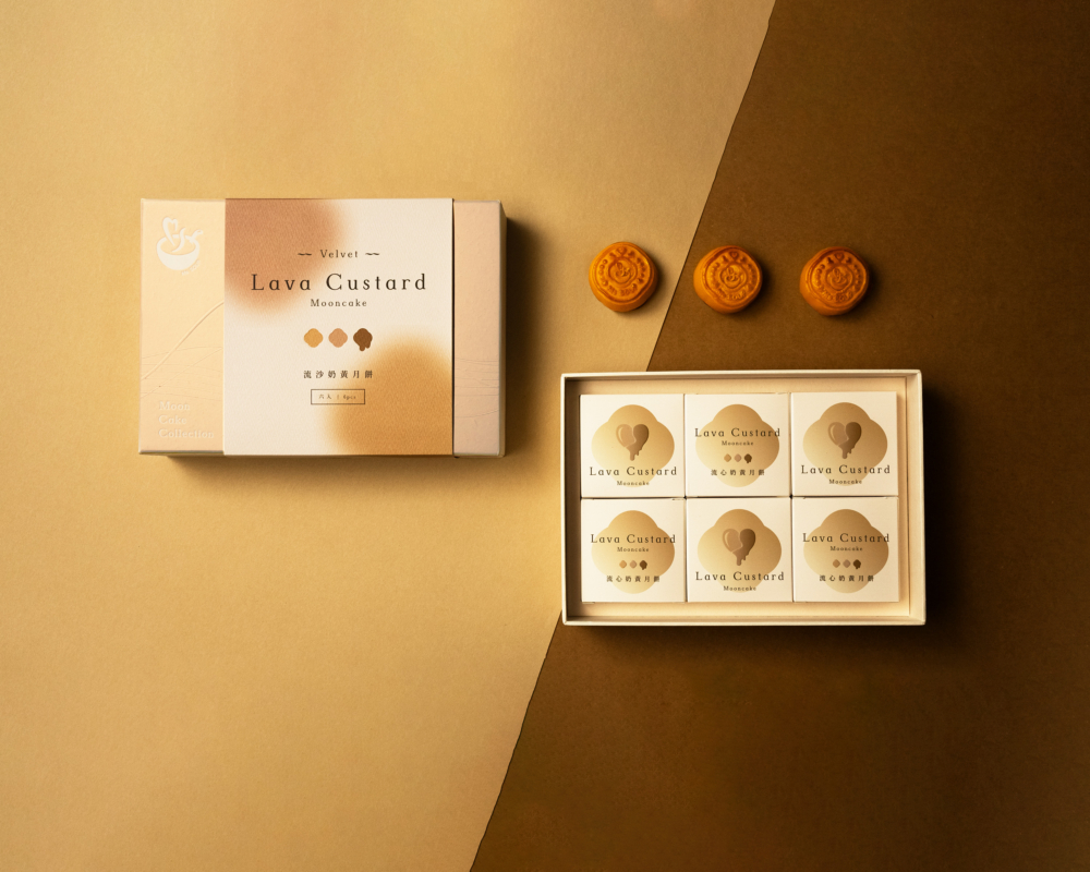 這款流心奶黃月餅真的超好吃！外皮細膩鬆軟，內餡是鹹蛋黃、奶香和椰香的完美融合。一口咬下瞬間爆漿，真的會讓你一口接一口，停不下來！