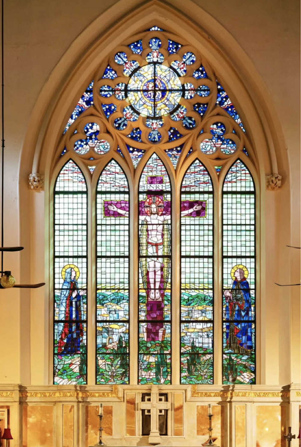 除了欣賞彩繪玻璃和高聳石柱，遊客還能在聖約翰主教座堂的庭院中漫步，感受歷史沉澱與心靈的平靜，是喜愛歷史建築或想在繁忙中環尋找片刻寧靜的好去處。