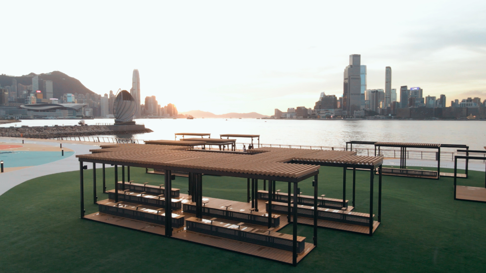 公園也為寵物友善，允許繫牽繩的寵物進入，讓主人與毛孩在海濱草地共享放鬆時光。