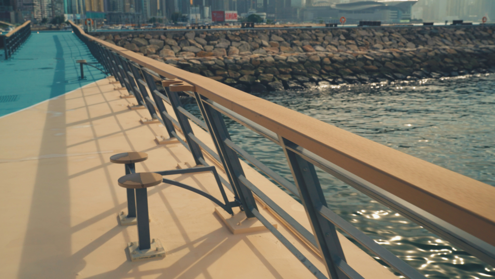 遊客需注意安全，因防波堤無圍欄，小朋友與寵物尤需小心。