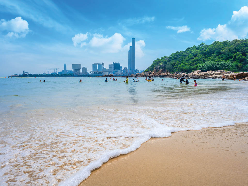 洪聖爺灣泳灘雖面積不大，卻以清澈海水和細膩沙灘著稱。