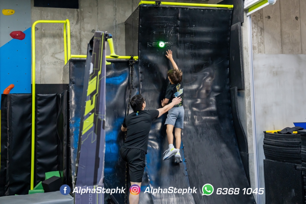 位於新蒲崗的 AlphaStep 是一間佔地約10,000呎的體適能訓練中心，專為3至17歲兒童及青少年設計。中心內設有符合國際標準的「忍者勇士」障礙設施和功能性訓練場地，透過超過20種互動課程，幫助小朋友提升體能、協調力與解難能力。