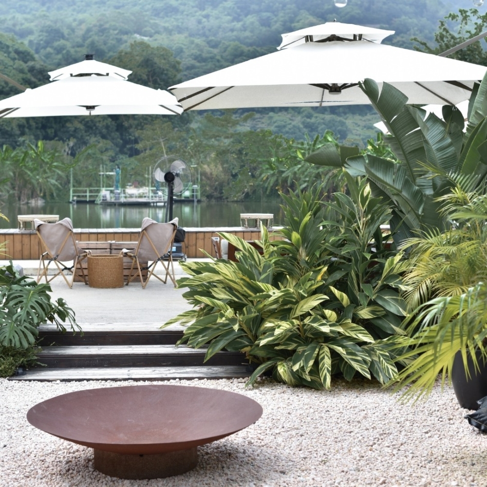 The Hideout是梅窩一家極具特色的湖畔咖啡廳，以竹製圍欄區隔空間，搭配奶油黃貨櫃取餐區和木質座椅，營造出濃厚的異國度假氛圍。