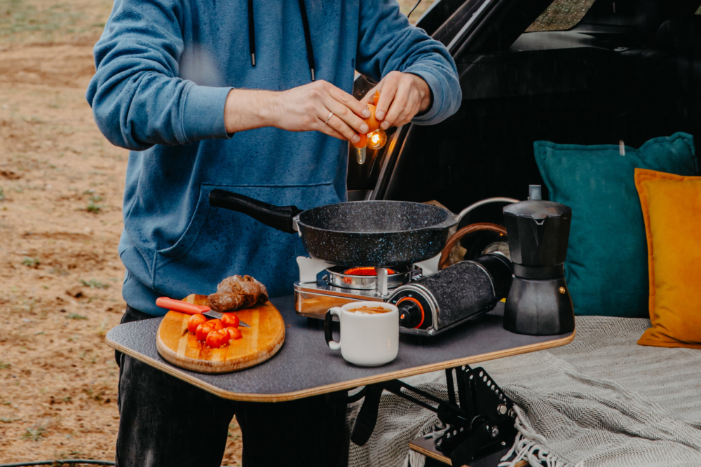 進行車中泊前，務必準備好睡眠、通風、電源、烹飪、清潔、應急與個人用品等，以確保旅途舒適與安全。