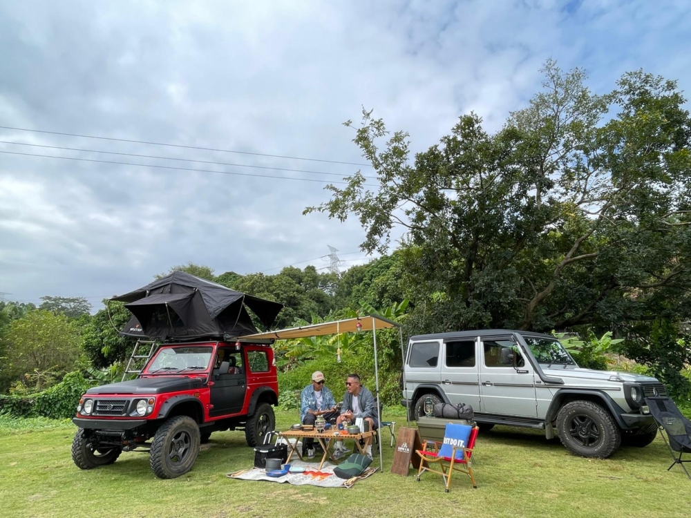 在香港，人們將私家車或越野車改造成「小型行動屋」，於合法私人營地或農莊過夜，享受自在靈活的戶外車中泊體驗。