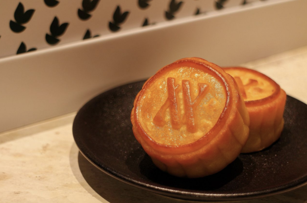 迷你奶黃月餅VOONCAKE，金黃鬆化的餅皮包著絲滑餡料，一切開就滿滿驚喜，滋味又滿足，無論大人小朋友都適合。