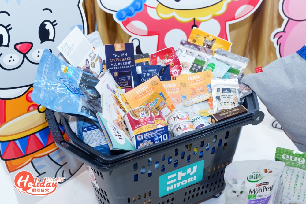 毛神神禮品包匯集了各類寵物用品，包括主糧、零食、罐頭及護理產品等。每一件禮品都經過精心挑選，旨在為毛孩帶來全面的寵愛與呵護。