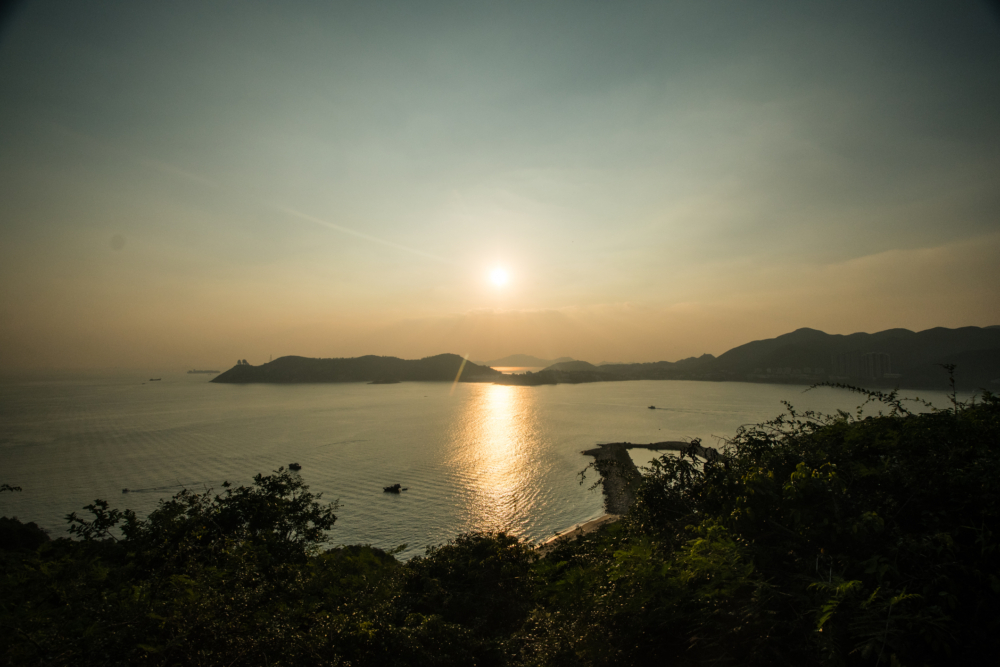 鶴咀日落以金黃橙紅的浪漫景色和燈塔、蟹洞、鯨魚骨等地的壯觀畫面為行程壓軸,適合攝影與浪漫體驗~