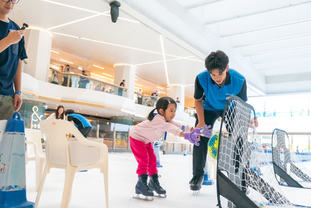 太古城冰上皇宮的交通非常便利，不論你選擇哪種方式，都能輕鬆抵達！