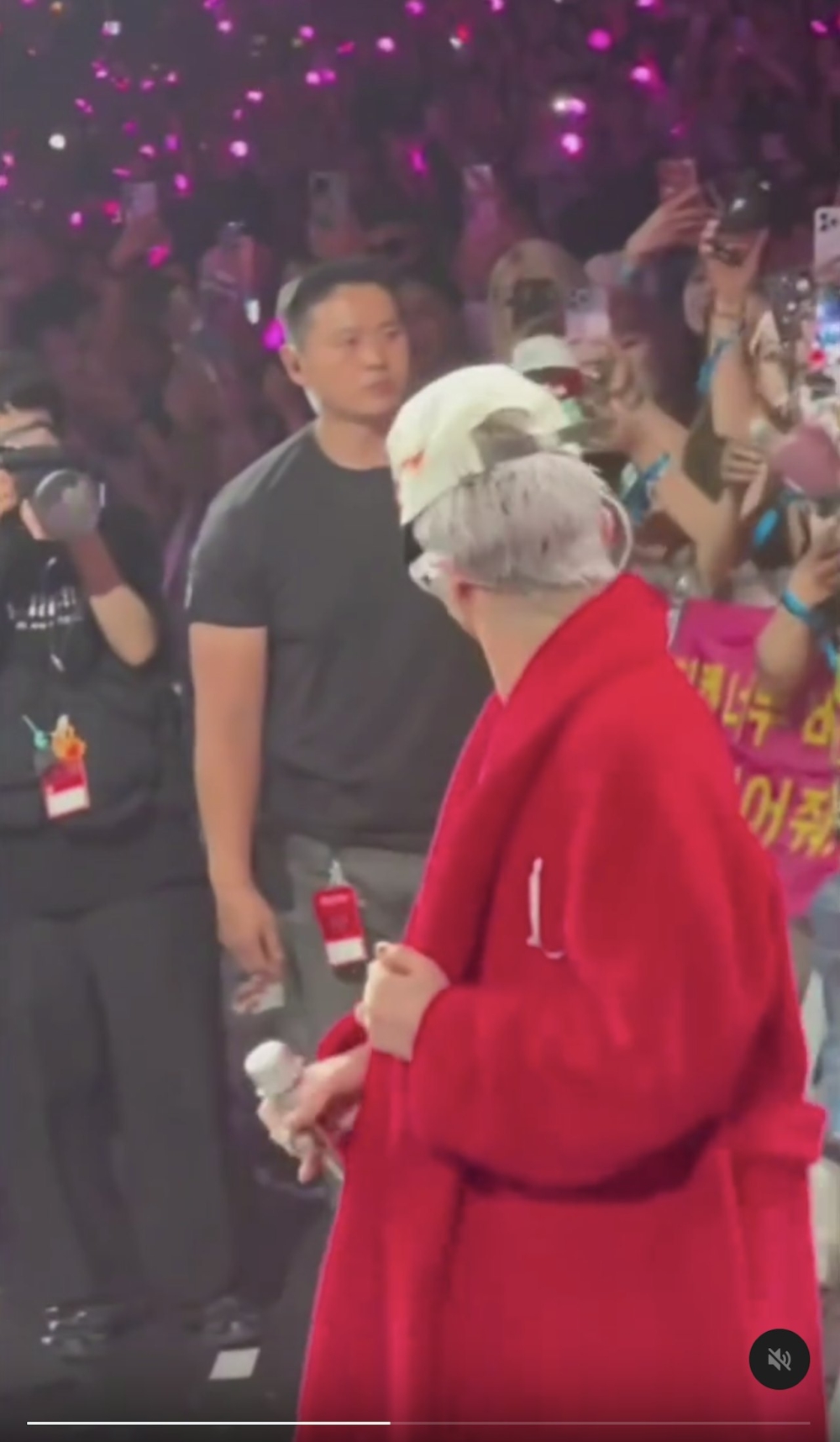 GD一時來不及反應，一臉錯愕，轉頭及張望四周