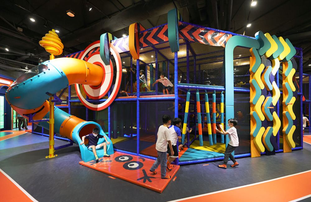 位於堅尼地城西寶城的 Sooper Yoo，是佔地約10,000呎的大型室內遊樂場。這裡以「寓教於樂」為主題，結合了攀爬迷宮、虛擬動物賽跑、模擬電視台等高科技互動遊戲，讓3至12歲的小朋友在玩樂中鍛鍊體能、啟發思維和提升創意。