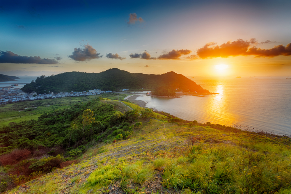 大嶼山除了靈活的自駕遊外，可選擇渡輪（中環至梅窩30-50分鐘）、港鐵接駁巴士或昂坪360纜車（東涌至昂坪25分鐘），出發前需查詢最新班次和票價。