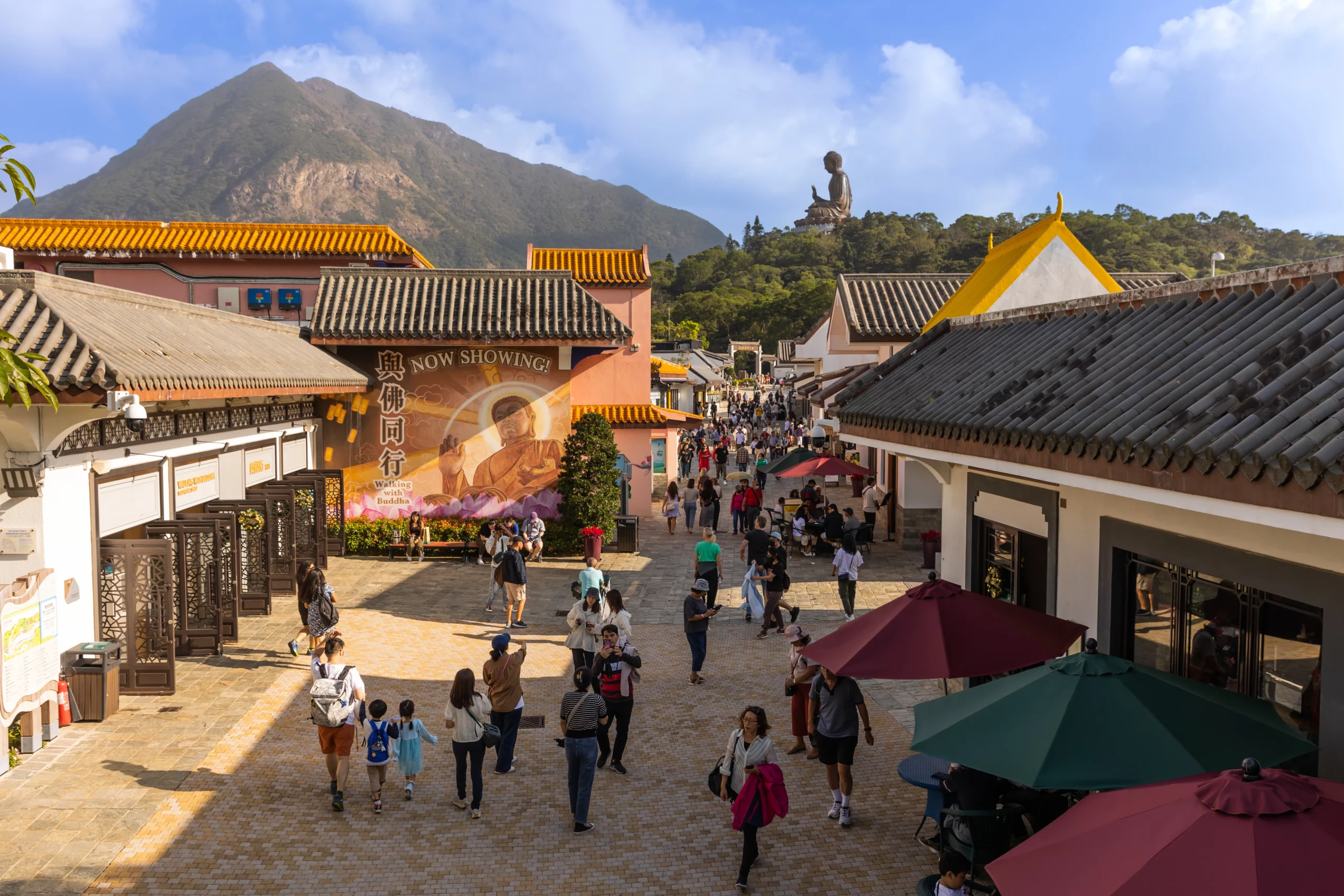 昂坪市集以中式園林風格設計，集合商店和餐廳，提供多樣化的特色小吃，除了魚蛋、燒賣等，必試的還有口感滑嫩的山水豆腐花，是逛累後休息補給的好地方。