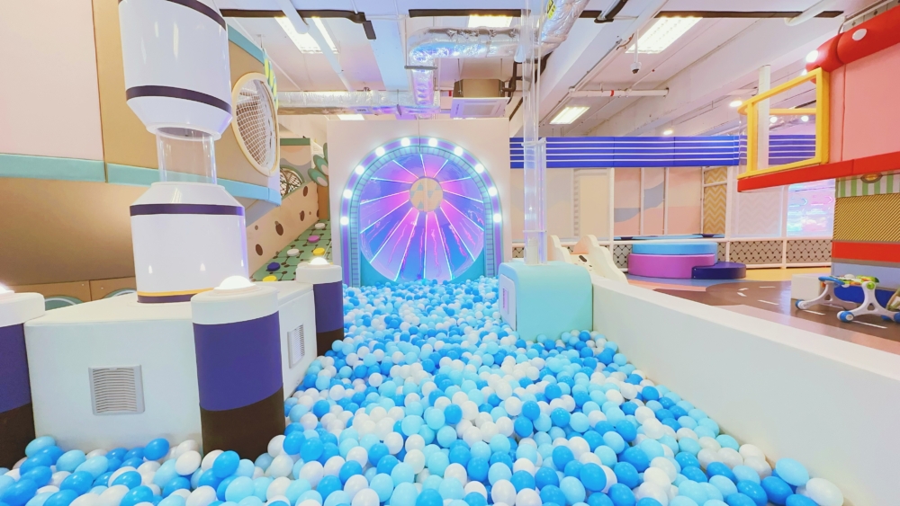 位於屯門的 KINGDOM 王國樂園，佔地近9,000呎，是專為幼兒和小童設計的大型室內遊樂場。這裡設有充氣彈床、兩層繩網滑梯、陶瓷沙池和多個角色扮演區，讓孩子盡情放電、發揮創意。