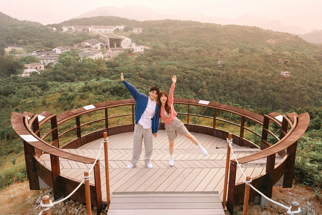昂坪觀景台是欣賞大嶼山美景的全新熱點，步行15分鐘可達，擁有360度全景視野，可將天壇大佛、寶蓮禪寺和港珠澳大橋盡收眼底。