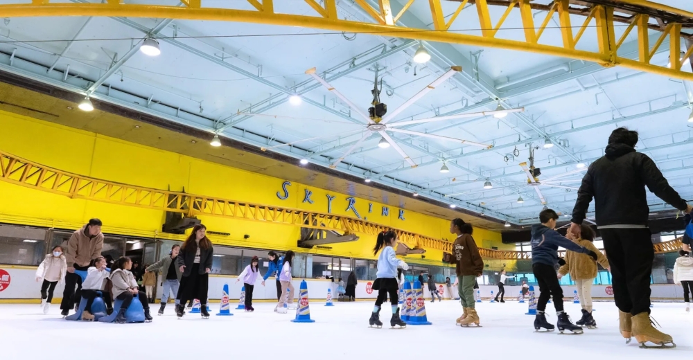 位於西九龍中心八樓的飛龍冰上樂園，全場地設有17,000平方呎的真雪溜冰場，超大場地讓你盡情享受溜冰的樂趣！