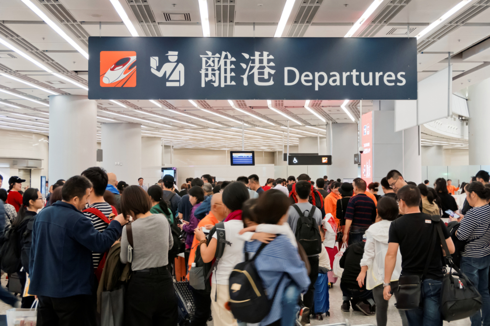 辦理回港證的費用為單程HK$55或多次通用HK$170，申請時可選擇以八達通、易辦事、轉數快、現金、內地電子錢包或劃線支票等方式即場繳付。