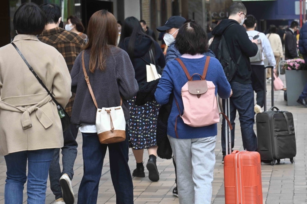 辦理回港證時，副署人必須是年滿18歲、持有有效香港身份證、與申請兒童有一定關係且非其父母或監護人，並只需提供簽名和證件副本，無需親身到場。