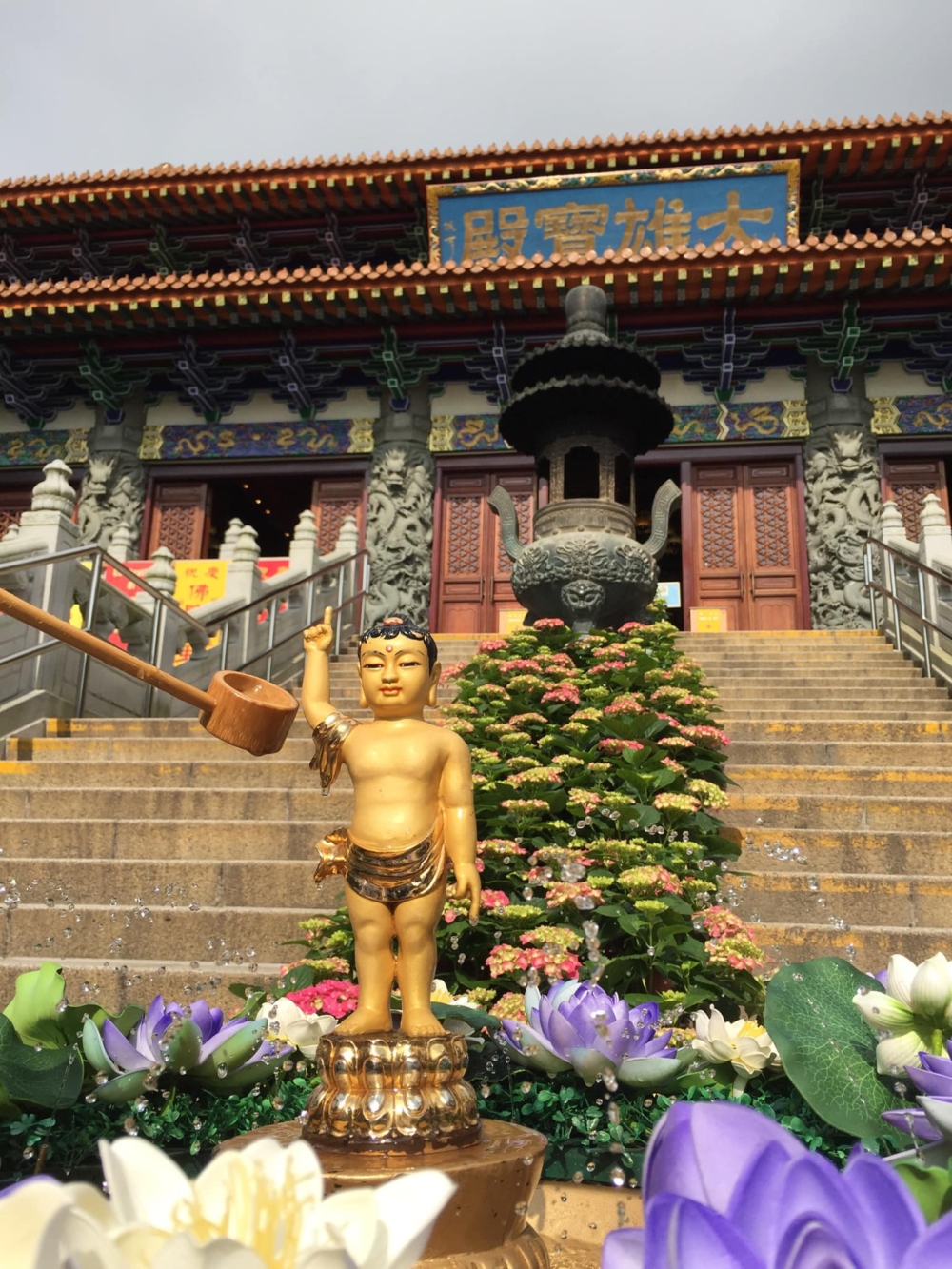 寶蓮禪寺位於大嶼山天壇大佛旁，始建於1906年，是香港歷史悠久的佛教寺廟，以清幽環境、金碧輝煌的建築和特色齋菜如貴賓齋、珍味齋及素點心吸引遊客與信眾。