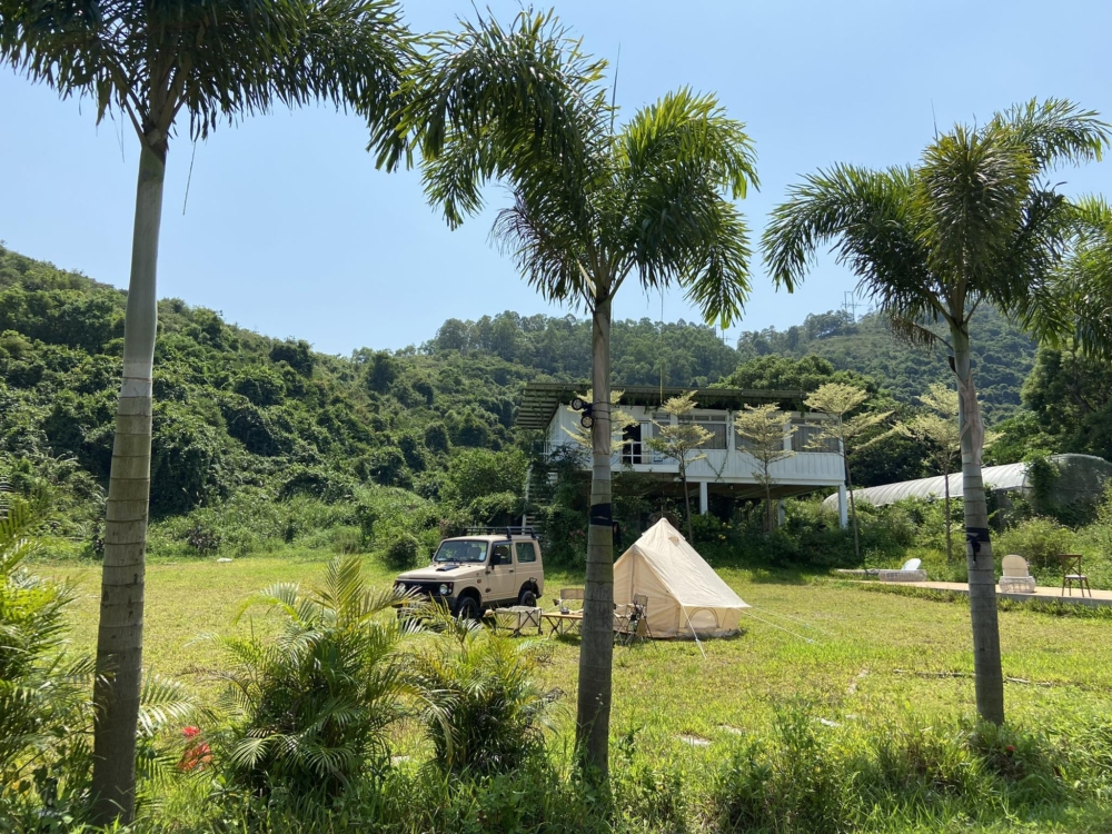 Aqualand Camping 是一個位於上水雙魚河的獨特夏威夷風車中泊營地，佔地廣闊且種滿棕櫚樹，提供共用雪櫃、熱水浴室和BBQ設備，並可輕鬆前往南生圍。