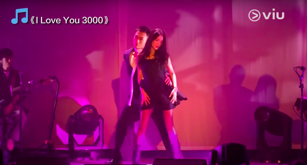 不過今次演唱會中最吸睛的當然不得不數，中場Cloud換上吊帶短裙配黑絲，大騷修長美腿演唱《I Love You 3000》