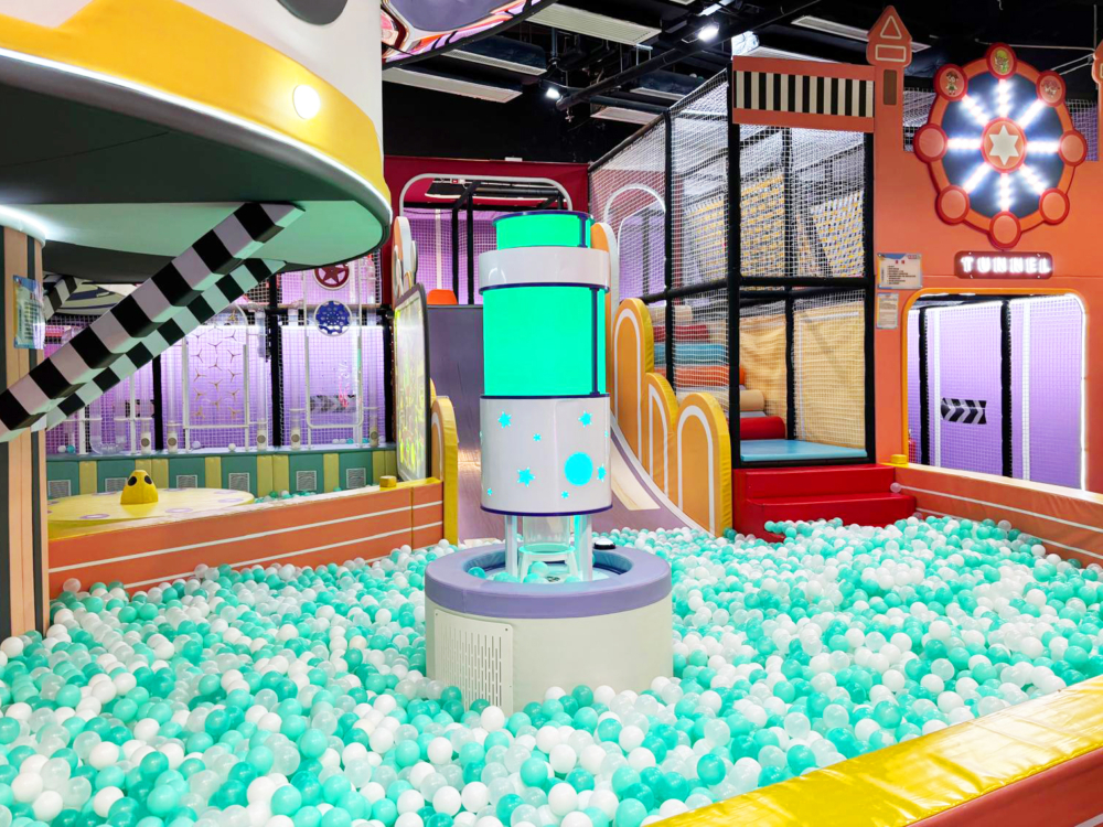 Childlike 童心樂園佔地約8,000平方呎，設有多達15個遊戲區，適合1歲以上至12歲的小朋友。