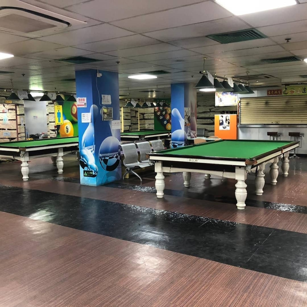 荃灣迪高保齡球場以32條球道及飛鏢、桌球等多元設施，成為家庭與朋友聚會的實惠室內娛樂地標！