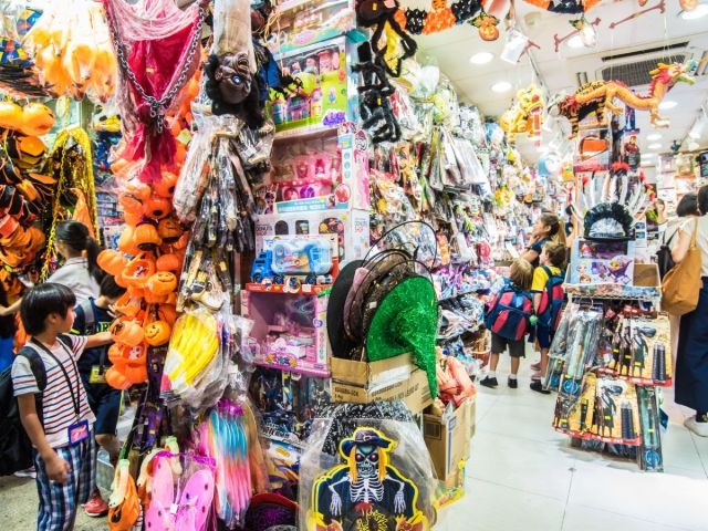 太原街市集，又稱玩具街，是香港獨特的露天市集，以販售各式各樣的玩具、節日裝飾品和派對用品而聞名。