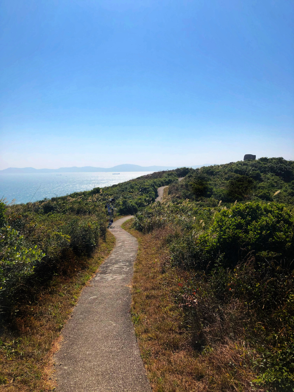 蒲台島行山路線以中級難度海岸線為主，約2.5至3小時，沿途經過巫氏古宅、靈龜石、僧人石、南角咀燈塔、佛手岩及蒲台石刻等景點，結合奇石與古蹟美景，適合喜愛自然與文化的年輕人，需注意防曬與補給並穿著舒適行山鞋。