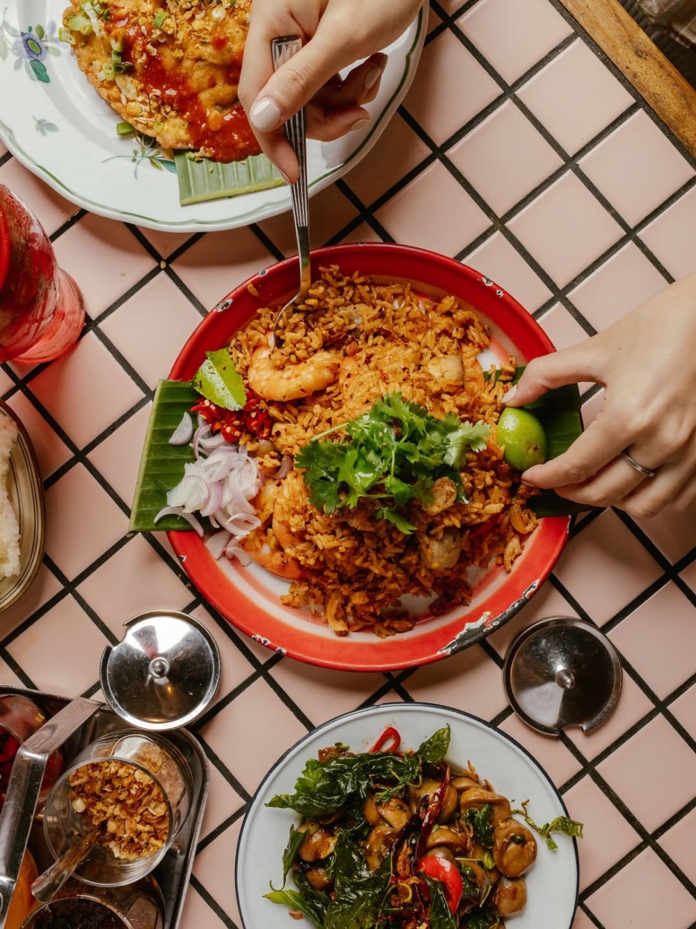 Sip Song 提供的不是傳統泰菜，而是結合創意和街頭風味的小吃餐點